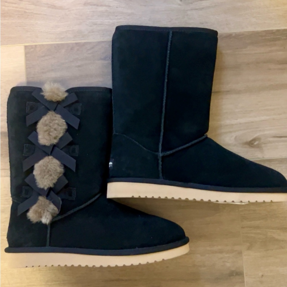 Koolaburra by UGG Victoria Women's Black Suede Boots with Pom Pom Accent NO BOX